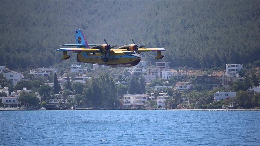Tek sortide 74 ton su! İşte dünyanın en güçlü yangın söndürme uçakları 10